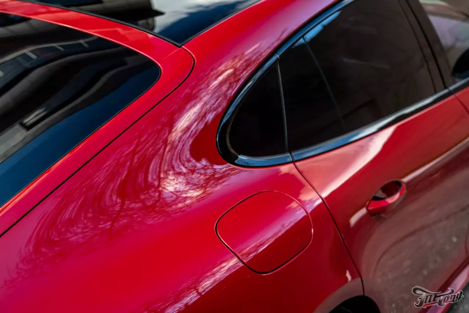 Porsche Panamera GTS. Оклейка в глянцевую антигравийную плёнку Llumar и обработка кожи керамическим составом!